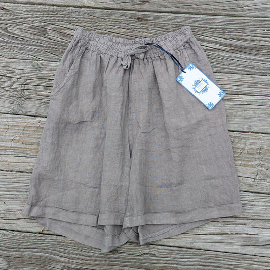 Basic Linen Shorts in Taupe by Tempo Paris features a drawstring waist and two pockets. Shop at The Painted Cottage in Edgewater, MD.