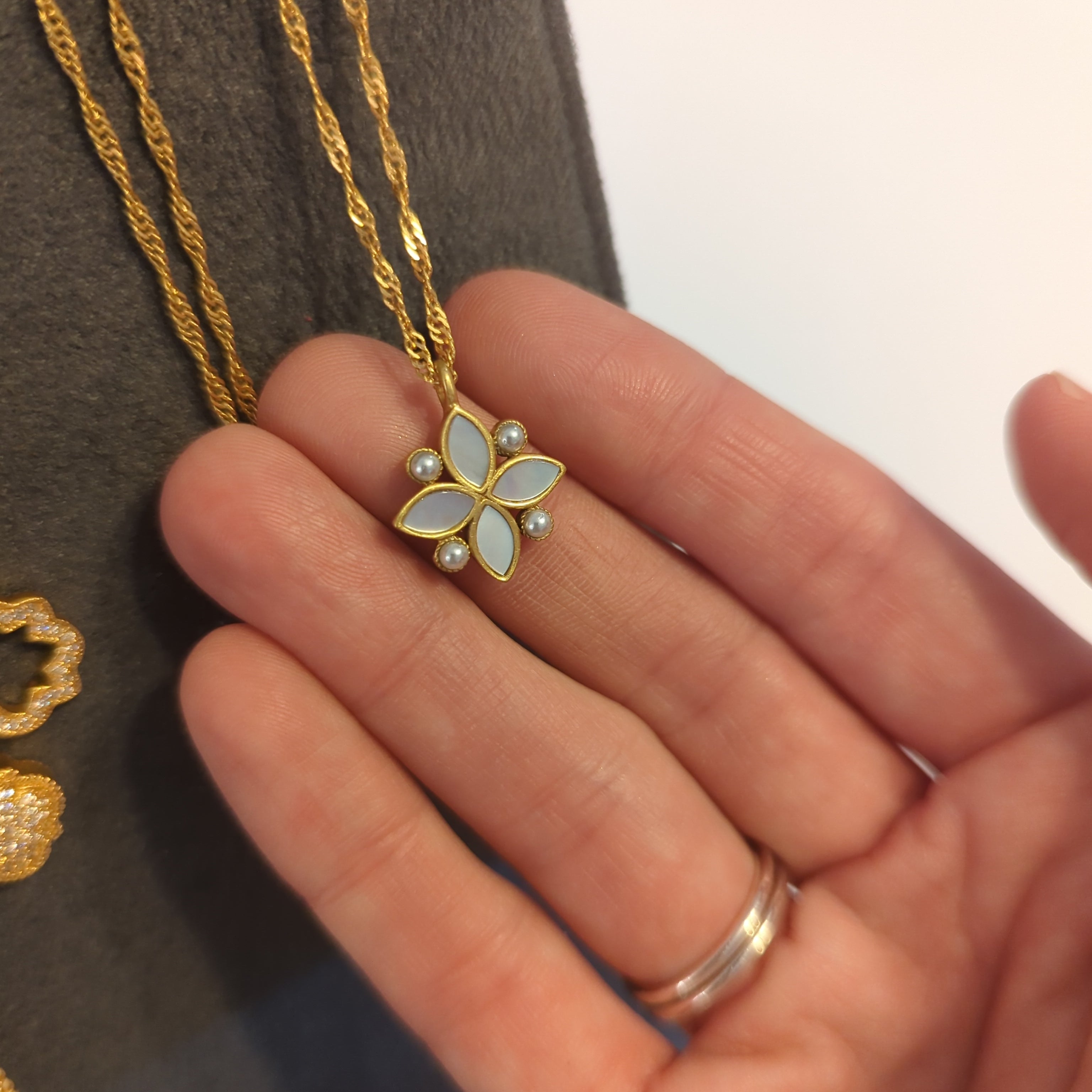 Charlotte Delicate Necklace | Mother of Pearl